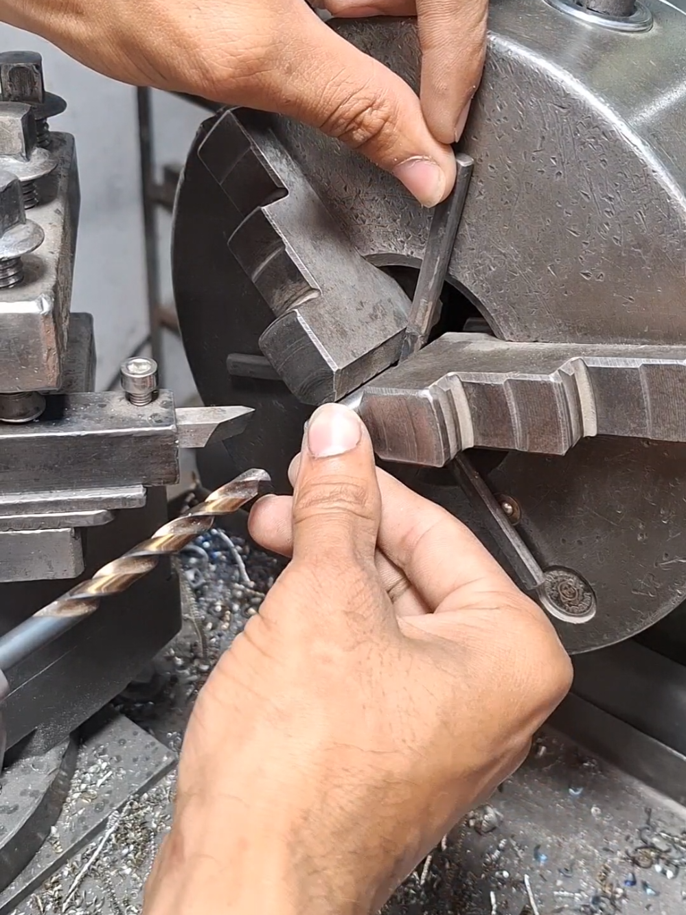 lathe machine works #teamwork #engineering #viral #metalmine #mechanical #technologia #lathe #foryoupagе 