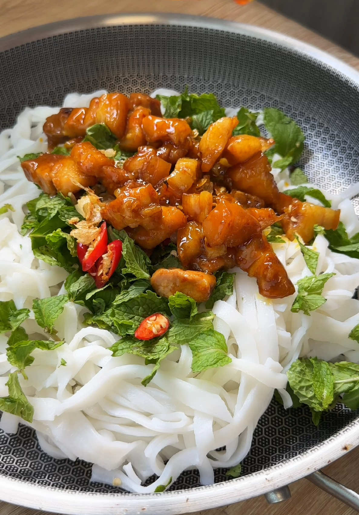 Mỳ Quảng trộn mọi người đã ăn bao giờ chưa #dainauan3012 #anngonnaungon #ancungtiktok #LearnOnTikTok 