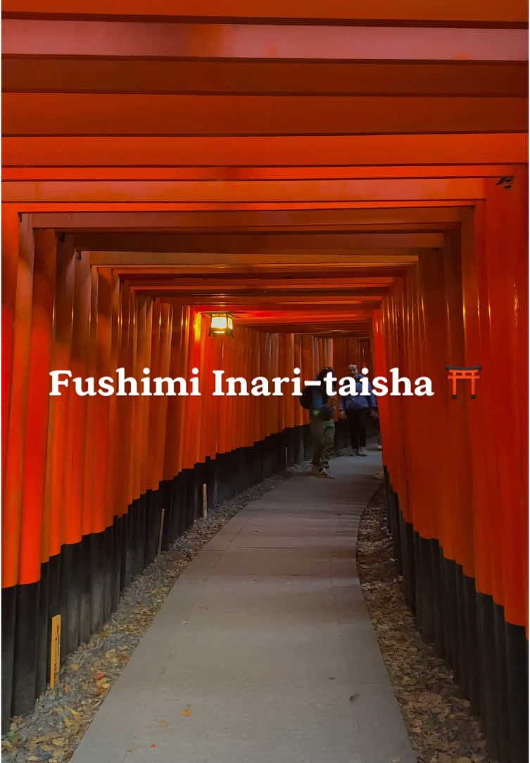 Fushimi inari-taisha, le temple rouge avec ces fameuses portes rouge. Un endroit unique au monde. ⛩️🎎🎋#japan #kyoto #travel #foryou 