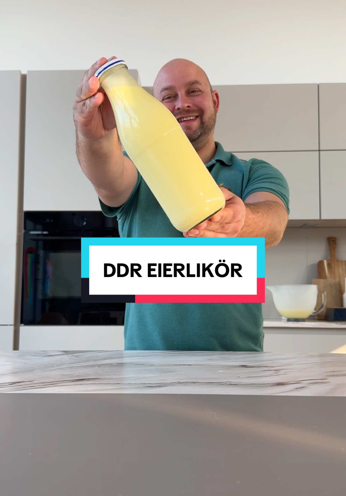 REZEPT ⬇️⬇️ 💡 speichern nicht vergessen ❗️ Ihr wolltet es, ihr kriegt es. Andre hat DDR Eierlikör gemacht nach einem Oma-Geheimrezept. Und wir teilen es gern mit euch.  Wir möchten hier nicht Alkohol verherrlichen und empfehlen einen bedachten und eigenverantwortlichen Konsum. Needless to say: das hier ist NICHT für Kinder.  Ihr benötigt:  8 Eigelb 500 gr Puderzucker 500ml Sahne 250ml weißer Rum 100-200ml Prima Sprit (nach persönlicher Vorliebe - schmecken tut er immer) Eigelb mit Puderzucker schaumig schlagen, langsam Sahne hinzu geben und dann in einem dünnen Strahl den Alkohol hinzu schütten.  Es kommen ca 1,5l Eierlikör raus den ihr dann in ausgekochte Flaschen füllen könnt.  Wer sich damit besser fühlt erhitzt den Eierlikör vorsichtig und kurz auf 60 Grad. Wir machen es nicht und verbrauchen ihn rasch zu Ostern.  Er eignet sich auch perfekt zum backen - meine weltbeste Eierlikör Torte wird morgen  gepostet also haltet die Augen offen 🙂