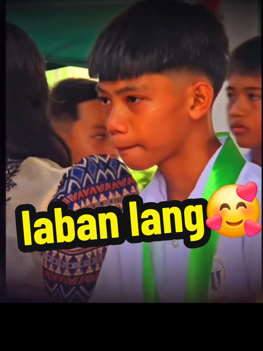 This video melts my heart. pag pihit ng camera sa kanya pinipigilan nyang maluha dahil sa isang mahalagang araw sa buhay nya sya lang mag-isa. I feel you laban lang sa buhay andito lang kaming mga guro mo naka suporta sayo🥰🥰🥰 #fyp  #graduation 