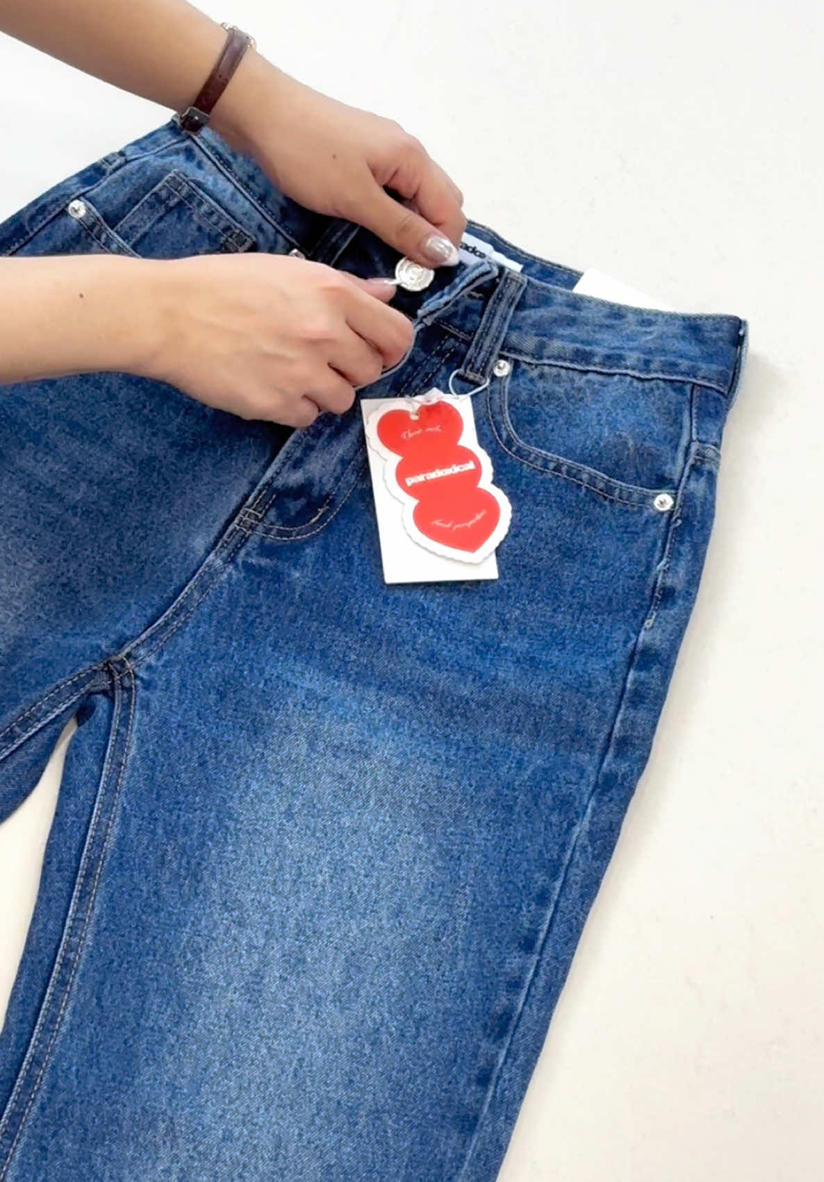 Crisp. Clean. Classic. Your new go-to pair. 👖🤍 #paradoxical #denim #straightlegjeans #denimjeans #denimskort #baggyjeans 