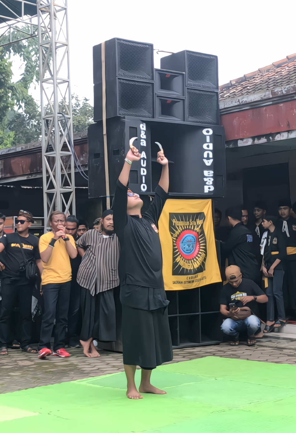 Kalau SH mu merasa lebih baik dari SH yang lain, maka kamu belum sepenuhnya menjadi manusia yg ber-SH. Laku jejeg, ngasah, ngasih, kalian ngasuh✨ . . #stkngebel #pshwngebel #halalbihalalpshw #halalbihalalpsh #shtunasmuda #setiahati1903 #1903 #pshwtm #tunasmudawinongomadiun #sedulurtunggalkecer #stkponorogo #pshwponorogo #generasimadya #persaudaraansetiahatiwinongo #ponorogo24jam #sterlak #telagangebel 