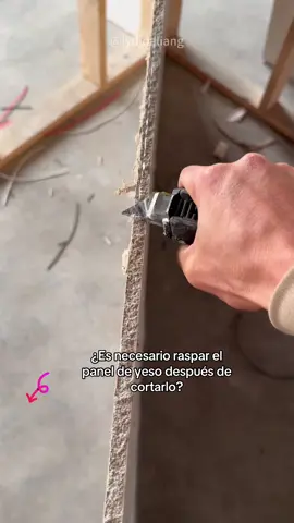 ¿Es necesario raspar el panel de yeso después de cortarlo?#bluecollar #drywaller #diyer #homediy #drywallcutting 