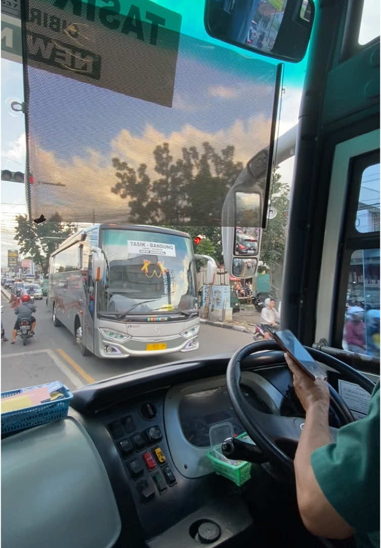 Masih belum move on dengan ke asikan pak tatang taher ketika jadi driver, ramah poooll😁🙌🏻🙌🏻#bismaniacommunity #budimanloverscommunity #fyp #busbudiman #perjalan #lewatberanda 