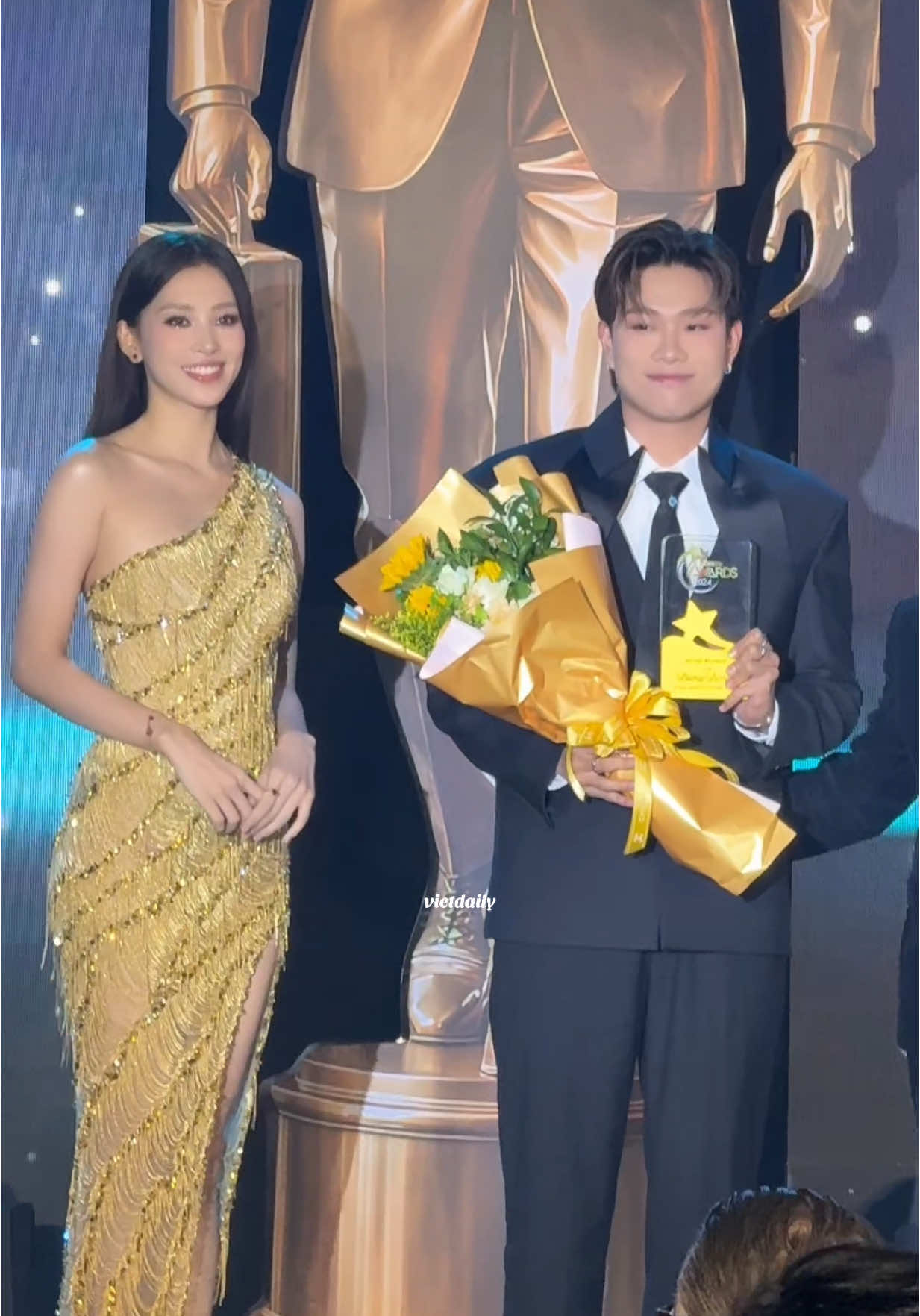 Dương Domic được Tiểu Vy trao cúp #vietdaily #vietdailytv #vietdailylife #saigonentertainment #menlifeawards #tieuvy #duongdomic 