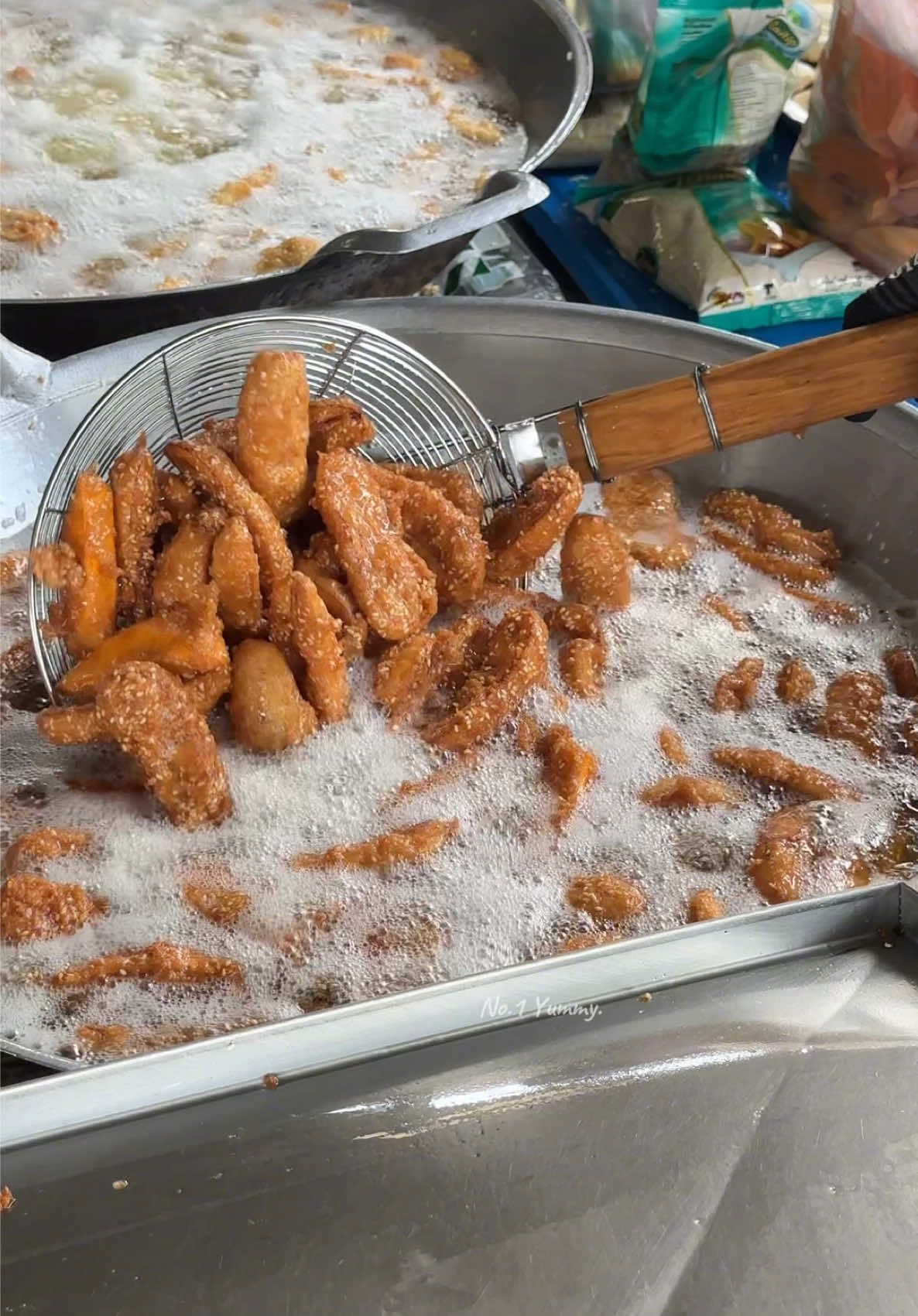 Michein Guided! Delicious banana fried in Thailand.#streetfood #Foodie #yummy #asmr #fpy #fpyシ  📍พิกัด : กล้วยแขกพระราม 5 สาขาต้นตำรับ บางกรวยนนบุรี บางกรวย นนทบุรี ⏰ : open 8.30am-4.30pm