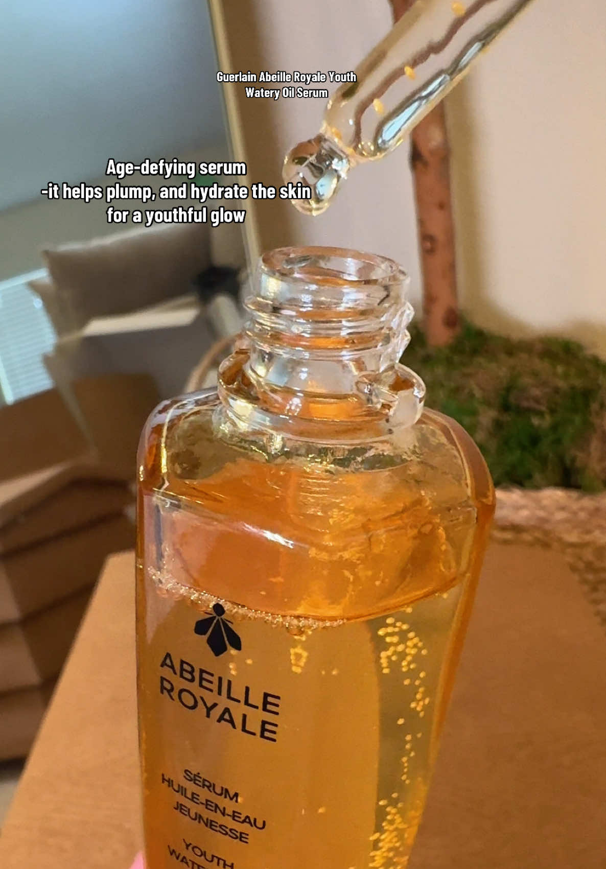 THANK YOU @Guerlain 💛 This has to be one of the coolest and prettiest PR packages l've ever received. This is Guerlain's new youth watery serum ✨  #guerlain #guerlainskincare #serum #plumpskin #youthwateryserum #skincare #luxurybrand #unboxing #unboxwithme #prpackage 