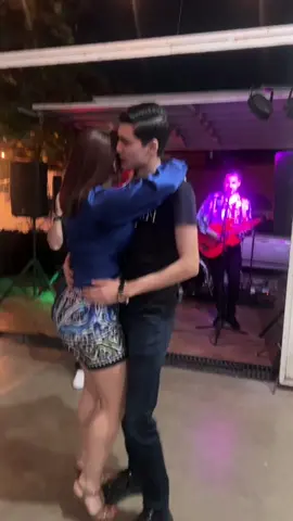 y que saco a la amiga de mi mamá a bailar 