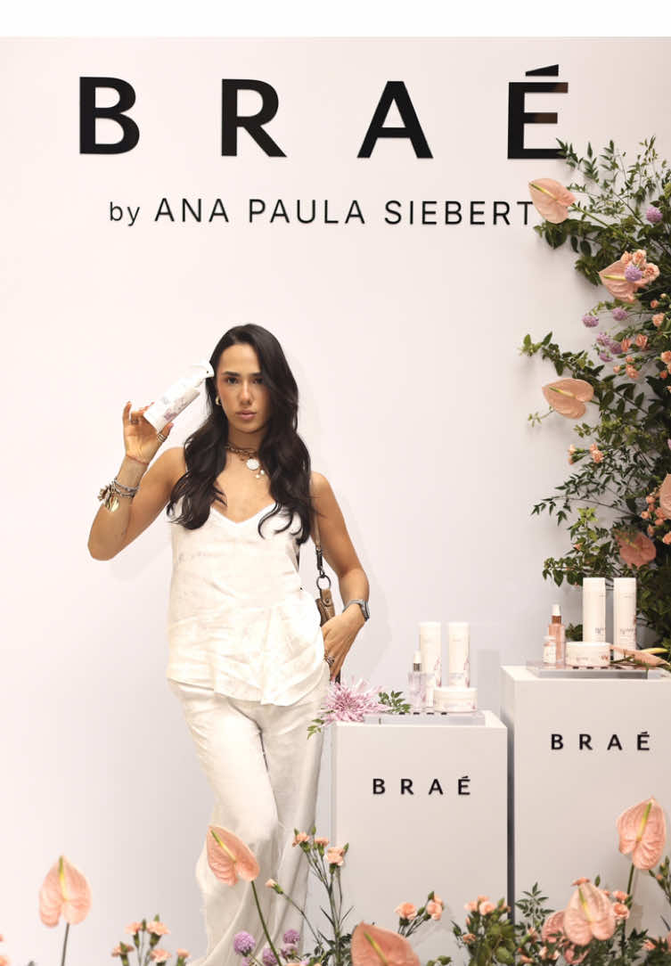 A @isa placucci ;) mostrou sua experiência no evento de lançamento da Collab Braé by Ana Paula Siebert e, é claro, aproveitou para testar a linha Intense Repair, garantindo reparação completa dos fios e brilho intenso. Acesse www.braé.com.br e experimente! 💜✨