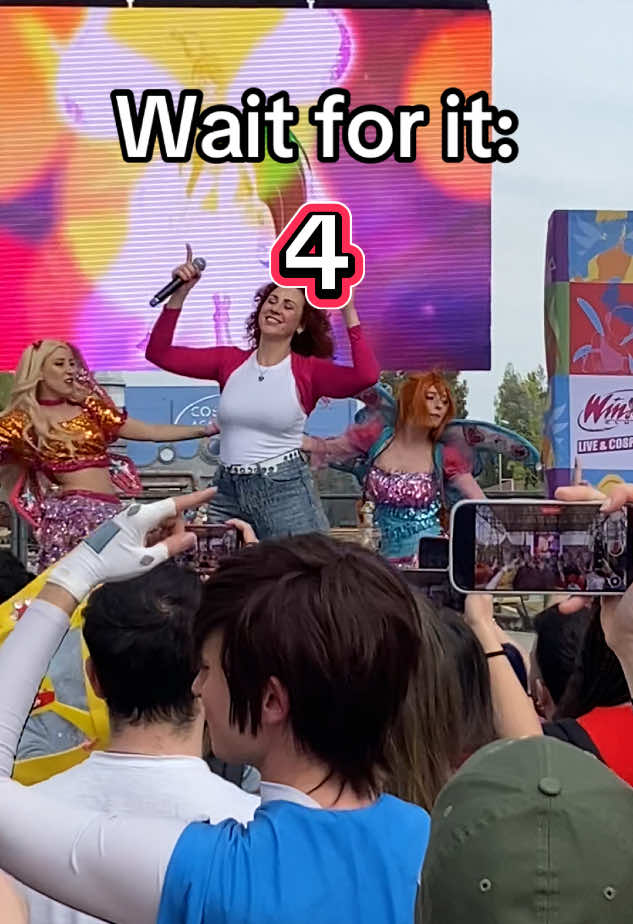 Ehm… maybe too much? #winxclub #belting #liveconcert @MagicLand @Winx Cosplay Crew 