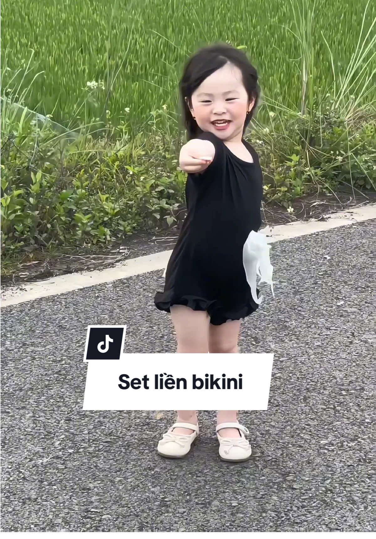 Không được đi biển thì mình mặc đi ra đồng lúa vậy 🤣🤣 #bikini #setlienthan #fyp 