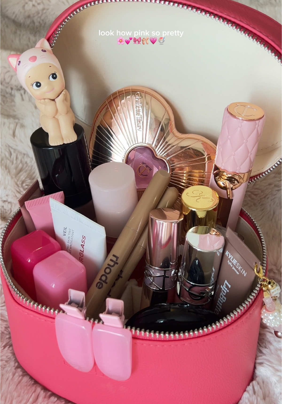 a girly dream @Saie #saiebeauty #makeupbag #pink 