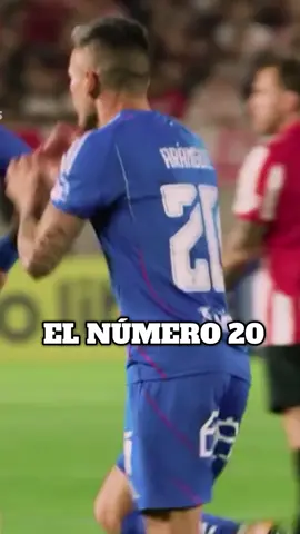 Charles Aránguiz: El Príncipe que bajó de su trono para ser uno entre los suyos 🔵🔴👑 #charlesaranguiz #udechile #universidaddechile #romanticoviajero #futbol #vamoslau #futbolchileno