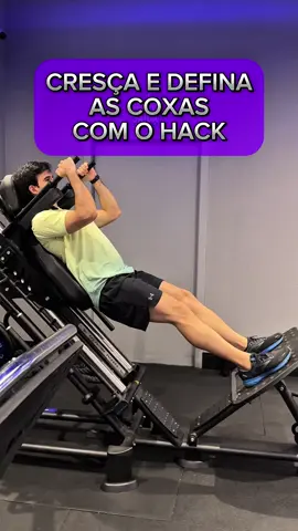 LEIA A LEGENDA: Quer crescer e definir as coxas? Então comece executando o Hack Machine do jeito certo! Aqui vão os detalhes que fazem toda a diferença: ✅ Pés paralelos e bem posicionados no meio da plataforma, pra focar mais na frente da coxa. ✅ Coluna totalmente apoiada, com o peito aberto e escápulas fechadas, pra dar estabilidade ao movimento. ✅ Desça no máximo da sua amplitude, mas sempre com controle — nada de soltar rápido! Esse exercício é perfeito pra quem quer coxas mais fortes, definidas e com volume, principalmente se for feito com carga progressiva e boa técnica. 🚀 Quer um plano de treino completo pra transformar seu corpo? Clique no link da bio e conheça o método FAMA! #coxasdefinidas #treinodeperna #hackmachine #musculacaofeminina #hipertrofiafeminina #bumbumnanuca #treino #musculacao #emagrecimento #treinofeminino #Fitness