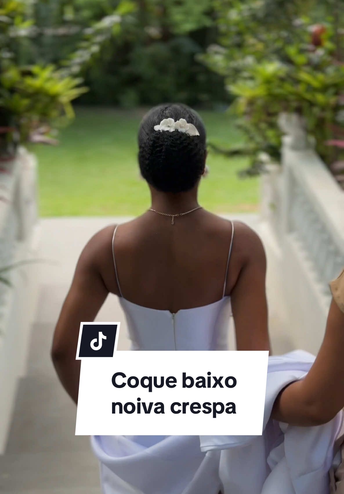 Coque baixo com extensão temporária para uma noiva crespa! Vem acompanhar como foi o processo de construção do penteado da Carla, pensado pra valorizar sua beleza natural com leveza e elegância. E me conta: você usaria esse estilo no seu grande dia? #cabelocresponatural #noivascomgaby #pelenegramakeup #noivasdobrasil #noivasrj #makebeauty #curlyhair #penteadonoiva #penteadocrespo