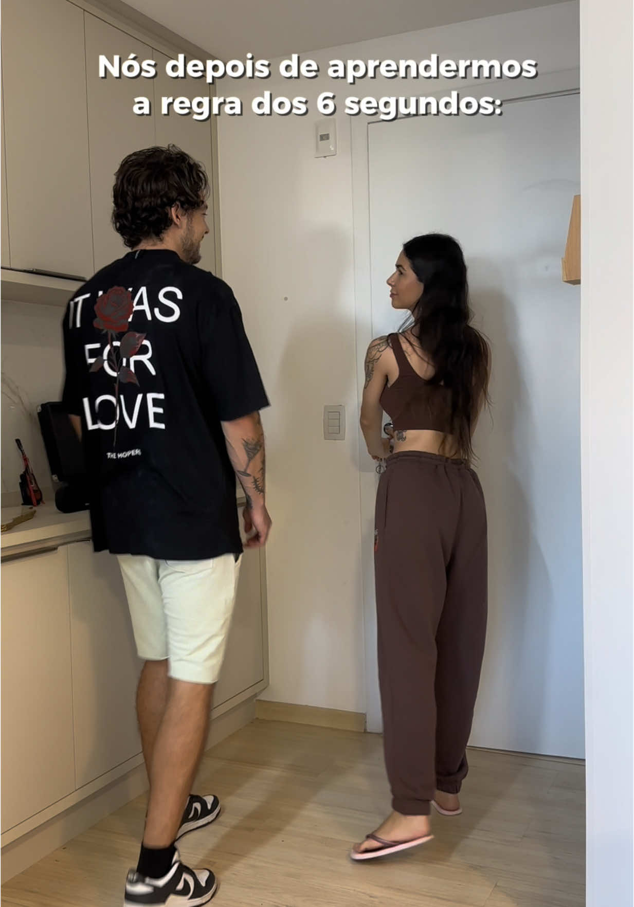 Você já ouviu falar na ‘Regra dos 6 segundos’? Esse é o tempo que o nosso corpo leva para liberar ocitocina, o hormônio do amor e do bem-estar. Um beijo de 6 segundos ou um abraço de 20 segundos fortalece os laços, aumenta a conexão e traz uma sensação de segurança emocional. Que tal testar com quem você ama hoje? ❤️