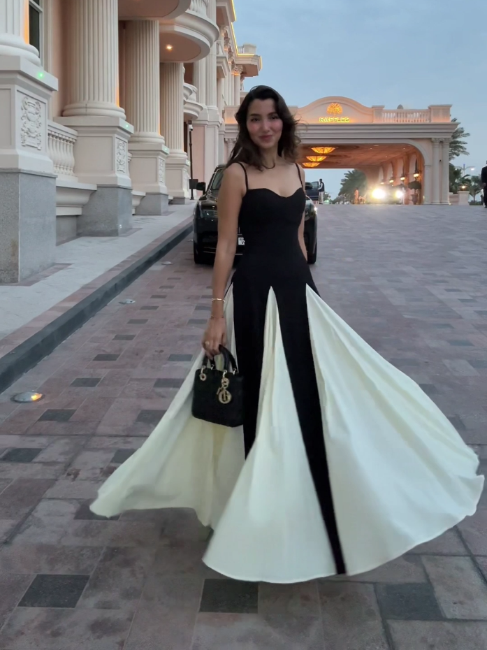 Quando o vestido faz todo o statement! 😍 Este vestido bicolor preto e branco com corpete estruturado e saia godê ampla é a definição perfeita de elegância moderna. O contraste entre o corpete justo preto e os recortes dramáticos em branco na saia cria movimento enquanto você caminha.🖤🤍 Perfeito para eventos onde você quer ser lembrada, este vestido bicolor traz o equilíbrio entre sofisticação e ousadia que toda mulher busca para momentos especiais. O caimento impecável do tecido premium garante conforto mesmo nas festas mais longas. Não é à toa que este modelo tem sido a escolha das nossas clientes mais exigentes para casamentos, formaturas e eventos importantes 🖤 Obs: Temos poucas unidades disponíveis! #vestidopretoebranco #vestidopretolongo #vestidolongo #vestidofesta #vestidoespecial #vestidopreto #modafeminina #lookdanoite  #vestidobaile #vestidobonito #lookelegante #vestidobicolor #vestidocasamento #vestidoformatura #lookelegante  #lookdossonhos #lookespecial #vestidoeventosocial #vestidoelegante  #vestidoexclusivo #vestidodivo 