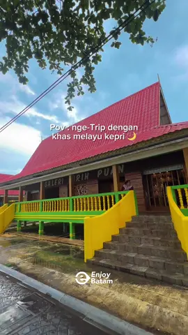 Udah pernah nyoba trip dengan vibes kental budaya melayu ini belum ? Tag temen kamu yg mau diajak kesini ! Lokasi : Penyengat-Tanjungpinang, Trip by : @galang.bahari  Info reservasi langsung ke @galang.bahari  #enjoybatam #batam #triptanjungpinang #wisatatanjungpinang 