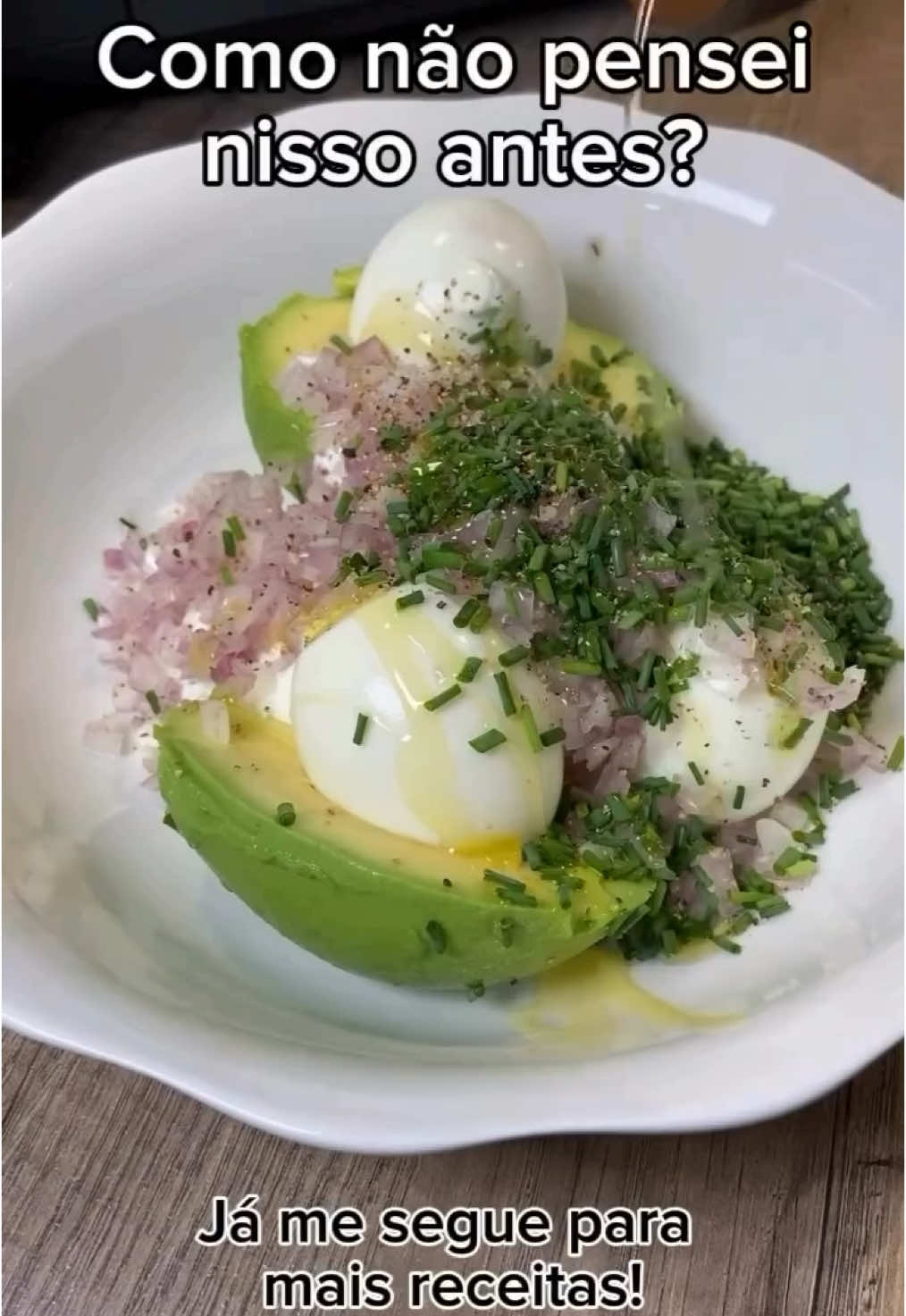 Uma ideia de refeição muito fácil de preparar, sirva com torradas e está pronto. Ingredientes que você vai precisar * 1 abacate * 1 alface * 3 ovos cozidos * 1 iogurte grego * cebolinha * sal, pimenta * azeite de oliva Misture todos os ingredientes, decore a alface com a mistura e sirva com um fiozinho de azeite. #receitas #emagrecimento #Fitness