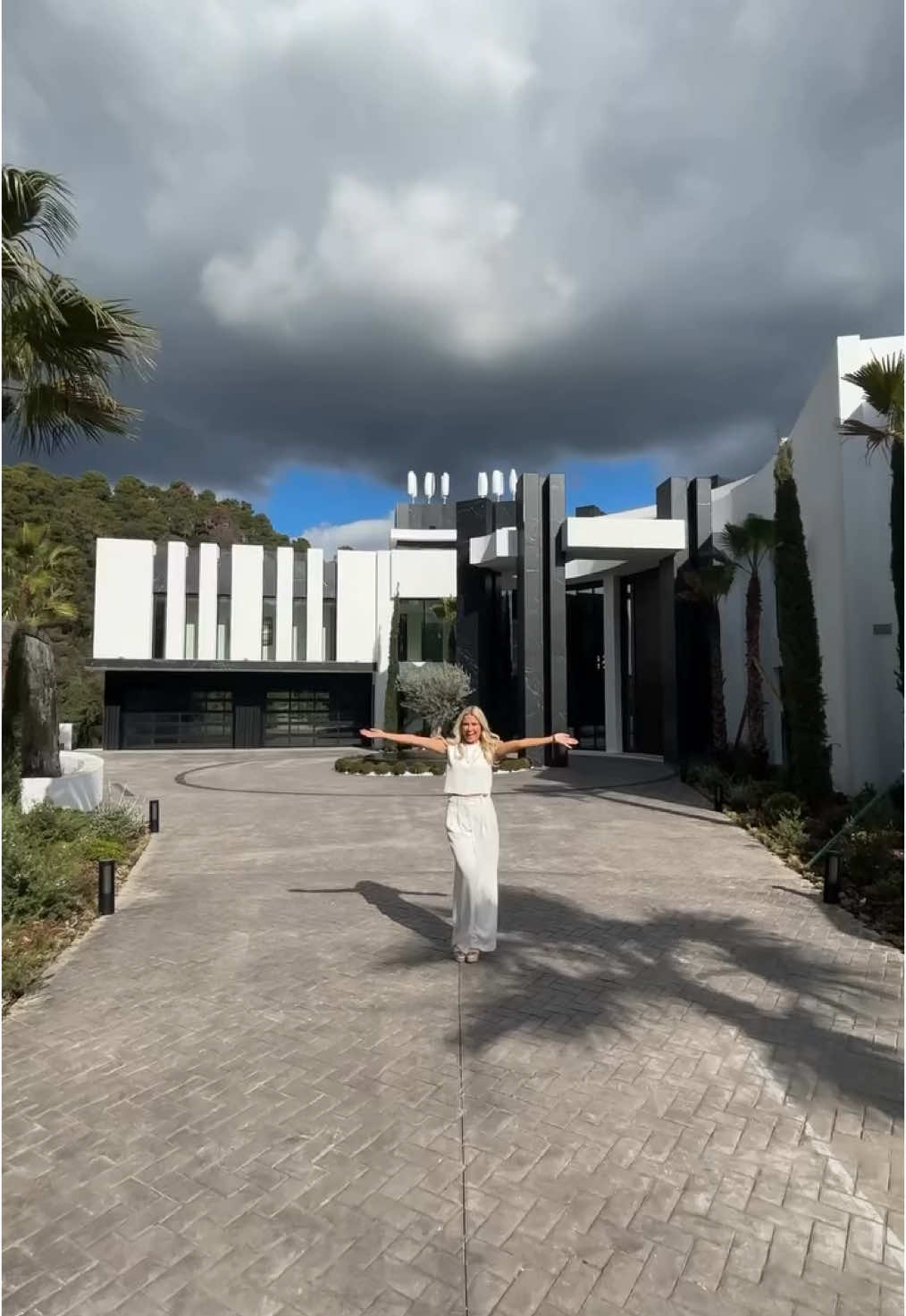 $30M marbella mansion 🔥 #luxurylife #luxuryhouse #dreamhouse #house #foryou #fyp #viral #viralvideo  (🔗 IG: @theluxuryhomeshow)
