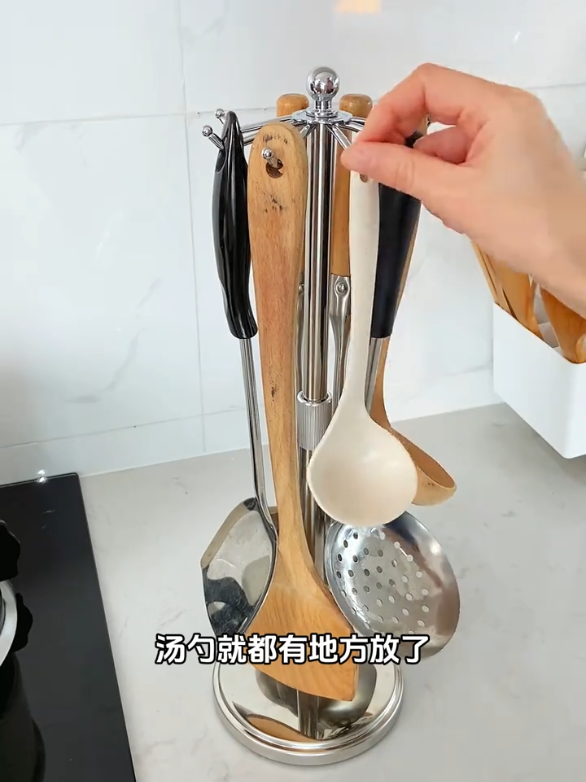 Senduk & sudip kat rumah pun boleh gantung camni je! Mudah gila, jimat ruang pulak tu. Reka bentuk boleh pusing, kemas, bergaya & tahan karat! Wajib ada kat dapur moden! #TikTokMadeMeBuyIt #KitchenHacks #FYP #easyshopple  #barangdapur 