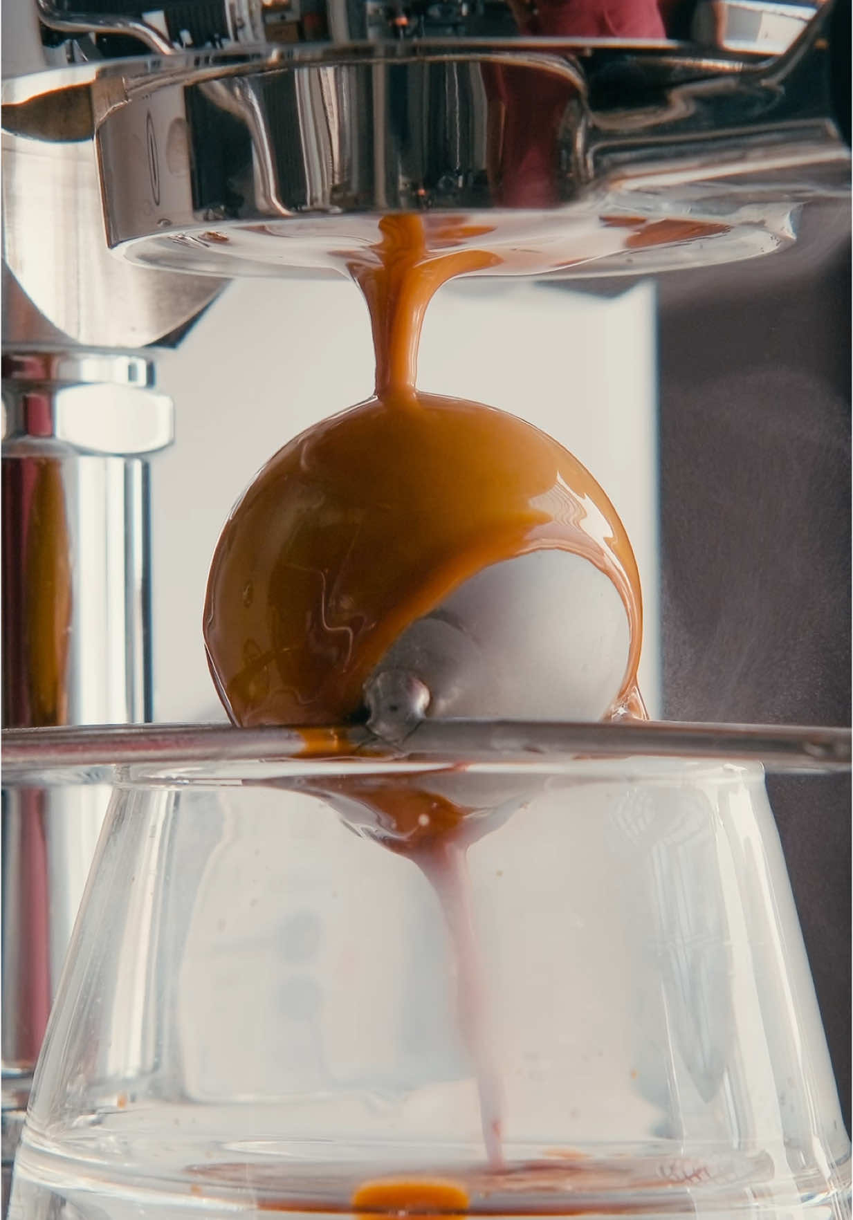 🧊What is Compound Chilling in Espresso? Ever seen espresso poured over a frozen metal ball? It’s not just for aesthetics. This is called compound chilling — a method that rapidly cools espresso without diluting it. By chilling the espresso immediately after extraction, it preserves the complex flavors and volatile aromatics that would otherwise be lost to heat. Why use a frozen metal sphere? Unlike ice, it cools without adding water. The result? A smoother, more vibrant espresso with a unique mouthfeel. Would you try this? @coffeealive  @MHW-3BOMBER  @BooKoo Coffee Tools  Discount codes in the Link in BIO 🔗 #işbirliği #espresso #compoundchilling #coffeetech #baristahacks #espressoshot #coffeescience #coffeevideo
