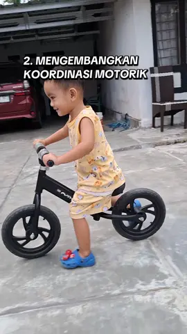 Balance bike (sepeda tanpa pedal) punya banyak manfaat untuk anak-anak, terutama usia 18 bulan hingga 5 tahun. Berikut beberapa manfaat utamanya: 1. Melatih keseimbangan Anak belajar menjaga keseimbangan tubuh sejak dini, jadi nantinya transisi ke sepeda roda dua lebih mudah tanpa perlu pakai roda bantu. 2. Mengembangkan koordinasi motorik Anak melatih koordinasi antara mata, tangan, dan kaki saat menggerakkan sepeda dengan kakinya sendiri. 3. Meningkatkan rasa percaya diri Karena bisa mengendalikan sepeda sendiri tanpa bantuan pedal, anak jadi lebih percaya diri dan berani mencoba. 4. Meningkatkan aktivitas fisik Balance bike mendorong anak untuk lebih aktif bergerak di luar rumah, yang baik untuk kesehatan dan perkembangan otot. 5. Lebih aman untuk anak Karena anak bisa langsung turun kaki ke tanah saat kehilangan keseimbangan, risiko jatuh lebih kecil dibanding sepeda pedal biasa. 6. Mempersiapkan ke sepeda pedal tanpa roda bantu Banyak anak yang belajar pakai balance bike bisa langsung naik sepeda roda dua tanpa harus melewati fase pakai roda bantu. #balancebike #sepedaanak #ibuanak #fyp #videoviral #viral #fypageシ #4u #