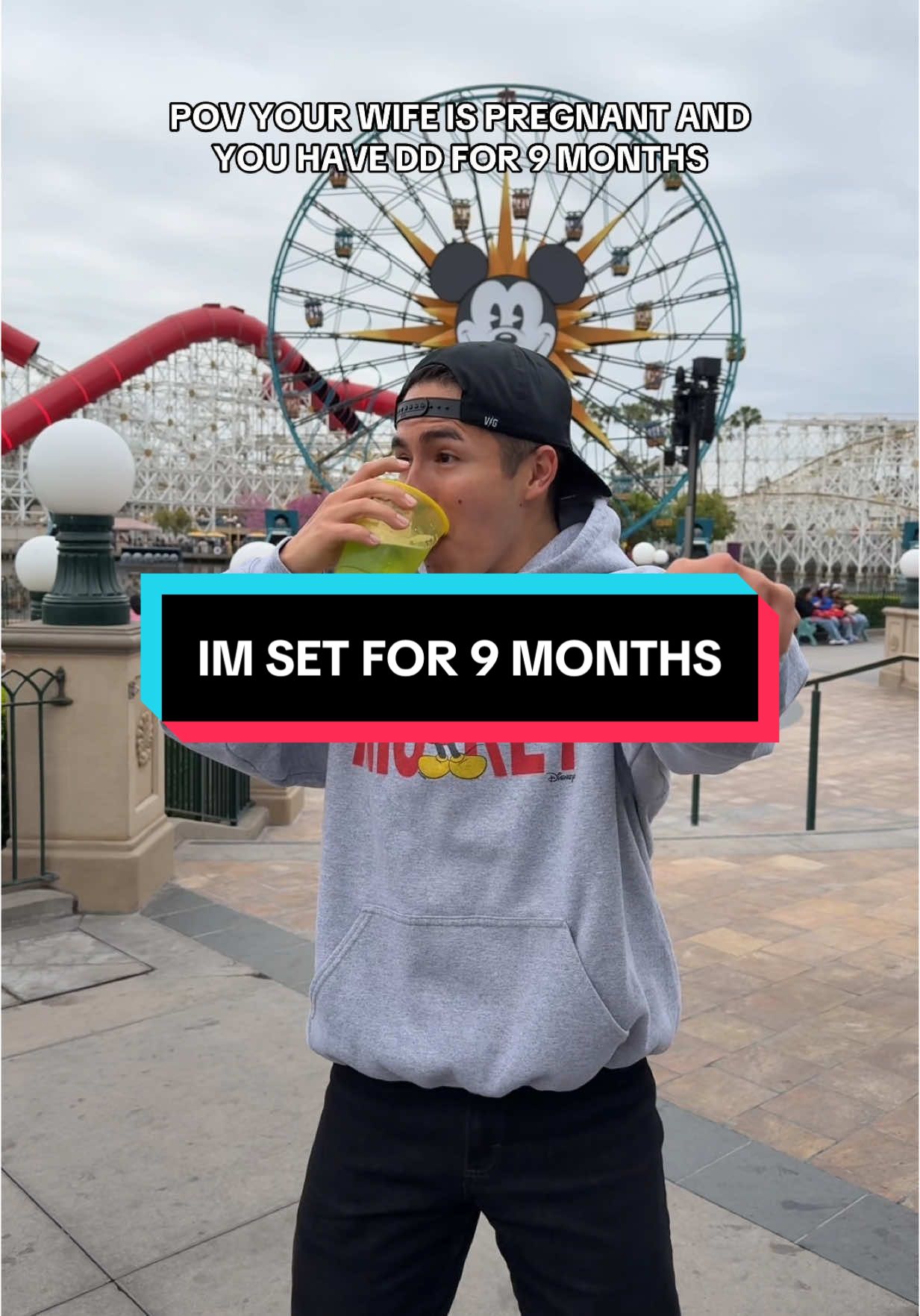 Cheers y'all 🍻😂 @andrea gabrielle  #disney #dca #disneycaliforniaadventure #disneydrinks #bottlelogicbrewing #disneyland #disneylandresort #junkfoodclothing #pregnancy #dd #yellowcups