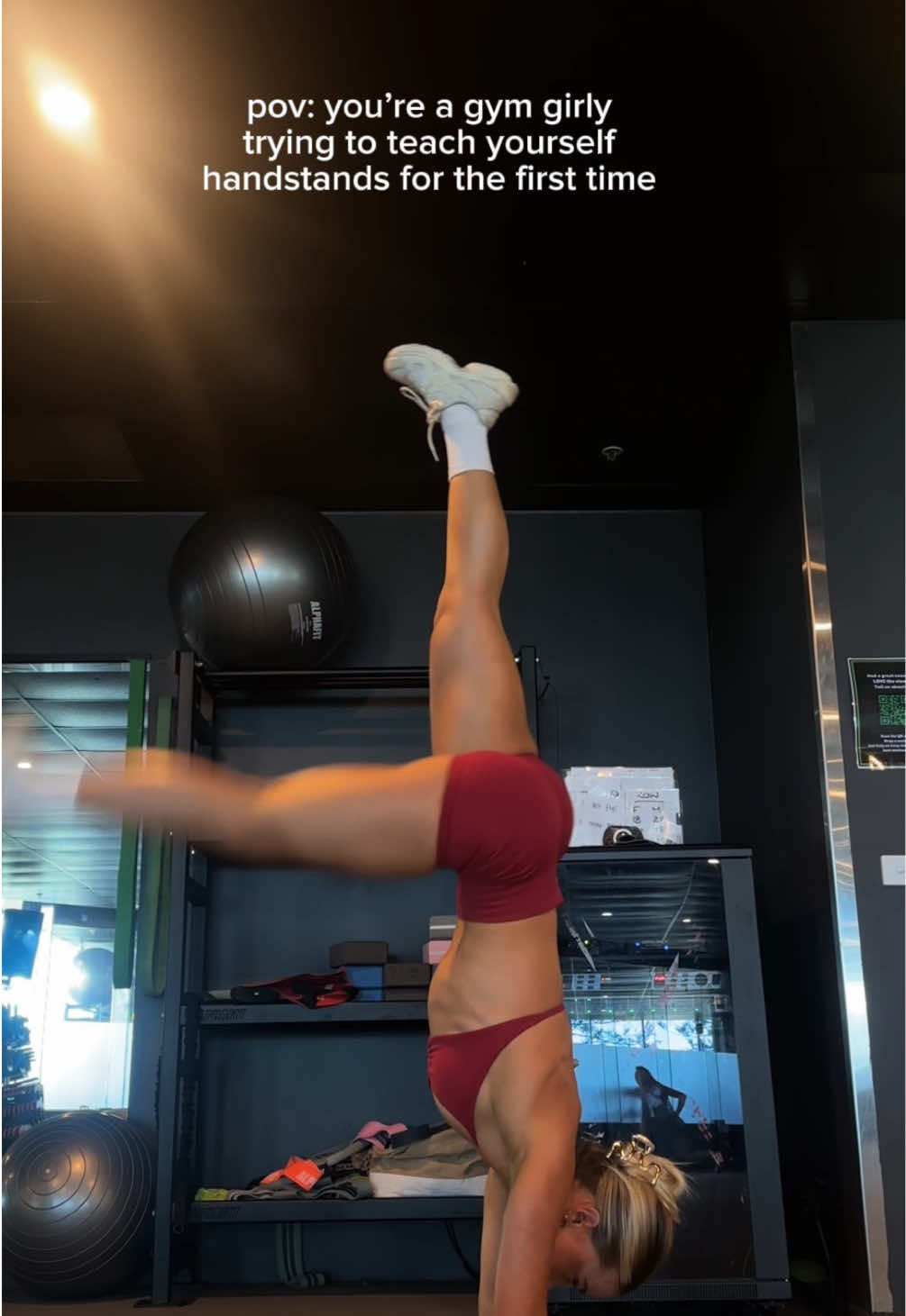 like why do I always fall to the same side?!? 😅 @DFYNE ‘SEZZY’ #draft #trending #foryoupage #fyp #foryou #viral #gymroutine #GymTok #dfyne #fitnessroutine #workoutroutine #mobility #handstand 