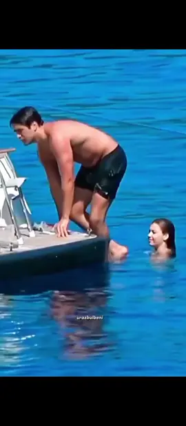 📌 Ayy mira como Mert le trae la toalla 🥹😍 Él cubriéndola, el beso en la frente, y la sonrisa que ella le da 🥹todo me engancha a este vídeo cada vez que lo veo! los amo ♥️ solo quiero que ellos dos sean felices para siempre 😭❤️❤️. #AfraSaraçoğlu #MertRamazanDemir #AfRam #videoviral #edits #fotos #videoviral #seriesturcas🇹🇷 