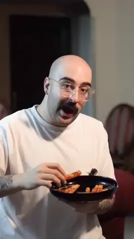 سیب زمینی ترد جدید 🔴 new crispy fried potato مواد لازم :  سیب زمینی ۲ عدد بزرگ جعفری خشک ۱ قاشق چایی خوری نشاسته ذرت ۱ پیمانه روغن به میزان لازم ادویه های :  پاپریکا ، سیر، پیاز ، آویشن ، نمک ، عصاره گوشت به میزان لازم #potatoes #friedpotatoes #frenchfries #chips #سیبزمینی #سیبزمینی_سرخکرده #فست_فود #فست_فود #آشپزی #اشپزی #خوشمزه #آشپزی ایرانی#سیبزمینی # #فستفود #fastfood #diyakothechef 