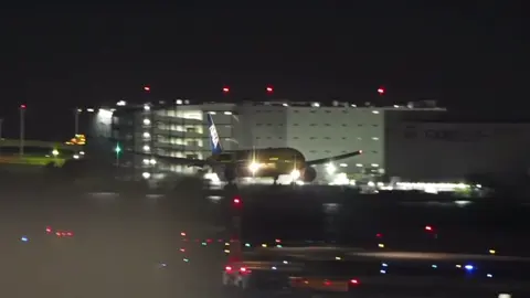 Star Wars Livery Boeing 777- 300ER All Nippon Airways night landing #aviation #airplane #geek #aircraft #viral_video #pilot #airport #plane #airbus #fypdong #fypsounds #videoviral #💫 #fyp 