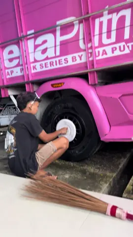 bismillah ibu kota yang di tuju🤩.                                                 #fyp #fypage #foryoupage #truestory #trukmaniaindonesia #truktok #xyzabc #laguviral #madura #beraskerong #trukmaniaindonesia #foryoupageofficiall #viralvideo #viraltiktok #supirtruck #pesonatrukindonesia #dangdut 