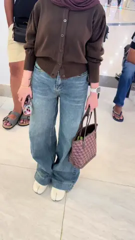 #brownoutfit #OOTD #cardigan #cardigannigoo #lassiealphajeans #lassiealpha #jeanslassiealpha 