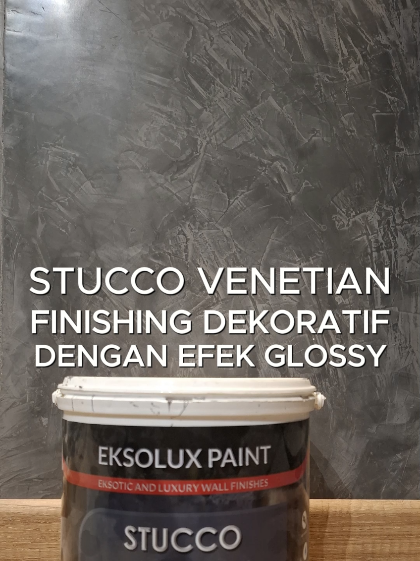 Stucco Venetian untuk dinding dengan tekstur mewah dan efek glossy yang halus, memantulkan cahaya secara lembut dan menambah kesan eksklusif di setiap sudut ruangan. Finishing dekoratif ini bukan sekadar pelapis - ini adalah statement untuk interior yang sophisticated.  Saat cahaya menyentuh permukaan, kilau yang terpancar membuat desain ruangan Anda benar-benar hidup. Ingin lihat sampel langsungnya? Drop DM kami atau klik link di bio. #stuccoveneziano #stuccovenetian #venetianplaster #wallfinishing #finishingelegan #catdindingestetik #catteksturkilau #teksturelegan #dekorasidinding #interiordecorating #texturedpainting #marmorino #wallart #paintingart #cementgrey #semenekspos #marbleeffect 