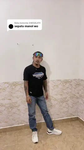Membalas @A'BEGALATII sepatu dolan jan porem 100 ewu oleh 2 bolo #rombongannyeni #fyp #viral #sampitak #kaosrombongannyeni #sepatumurah 