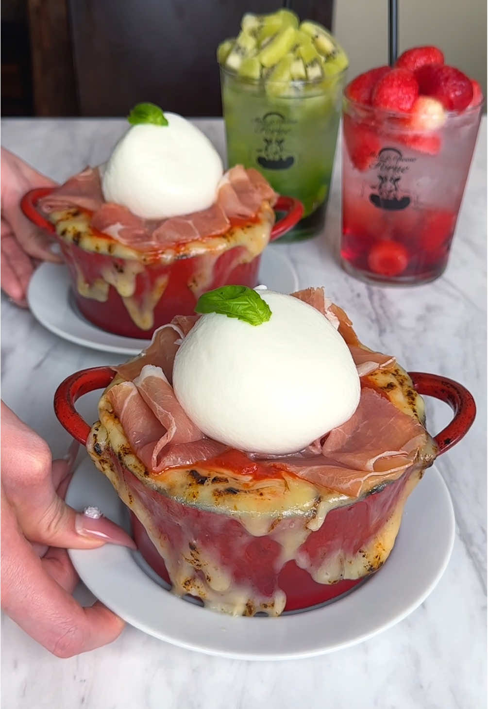 ブラータチーズを丸ごとのせた熱々ボルケーノパスタ🍝 こんがり焼けたチーズの上に濃厚なブラータチーズが贅沢にのっていて、熱々の鍋の中にはミートパスタがぎっしり詰まってる！ かき混ぜるようにして食べればもちもちの麺がチーズと濃厚ソースにしっかりと絡んでくれておいしすぎた🧀 📍中目黒「シカゴピザ&ボルケーノパスタ Meat&Cheese Forne」 #東京グルメ #中目黒グルメ #中目黒ランチ #cheese #tokyo