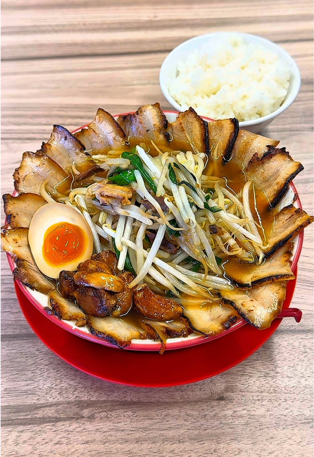 山盛りご飯が1杯無料⁈で食べれる焼豚てんこ盛りラーメン ・店名 焼豚ジョニー ・住所 岐阜県岐阜市城東通３丁目１２ ・営業時間 【日〜木】 7:00〜15:00 【金・土】 7:00〜21:00 ・定休日 水曜日 ・メニュー　 焼豚ラーメン　900円 肉増し　200円 ご飯　0円(平日のみ) ・予約 予約不可 ・席 カウンター席、テーブル席 ・駐車場 あります。 ・電話番号 080-4195-8110 #岐阜グルメ #japanesefood #tiktokfood 
