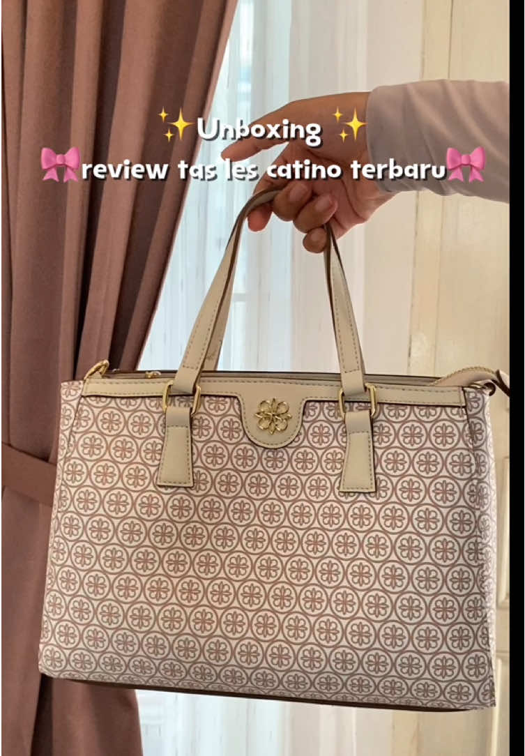Excited bgt pas dpt tas koleksi Terbaru dari les catino🥰😇, aku pilih yang ukuran sedang tapi ga kebesaran dan ga kekecilan, yang pasti bisa muat banyak ya, langsung aja di kepoin dikeranjang bawah👇🏻👇🏻🥰 #lescatino #taswanita #olexadaisylescatino #tasjinjingwanita #taskerjawanita #handbags #tasviraltiktok #tasmewahmurah #tasslingbag #handandslingbag #fyp #fypage 