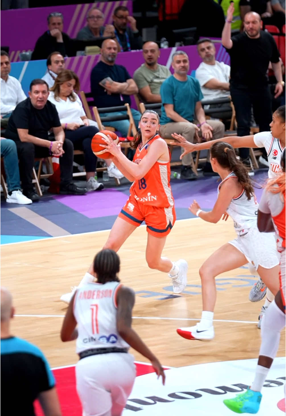 The skip pass 🥵 #EuroLeagueWomen #skippass #assist #dime #bucket #finalsix #bourges @BourgesBasket 
