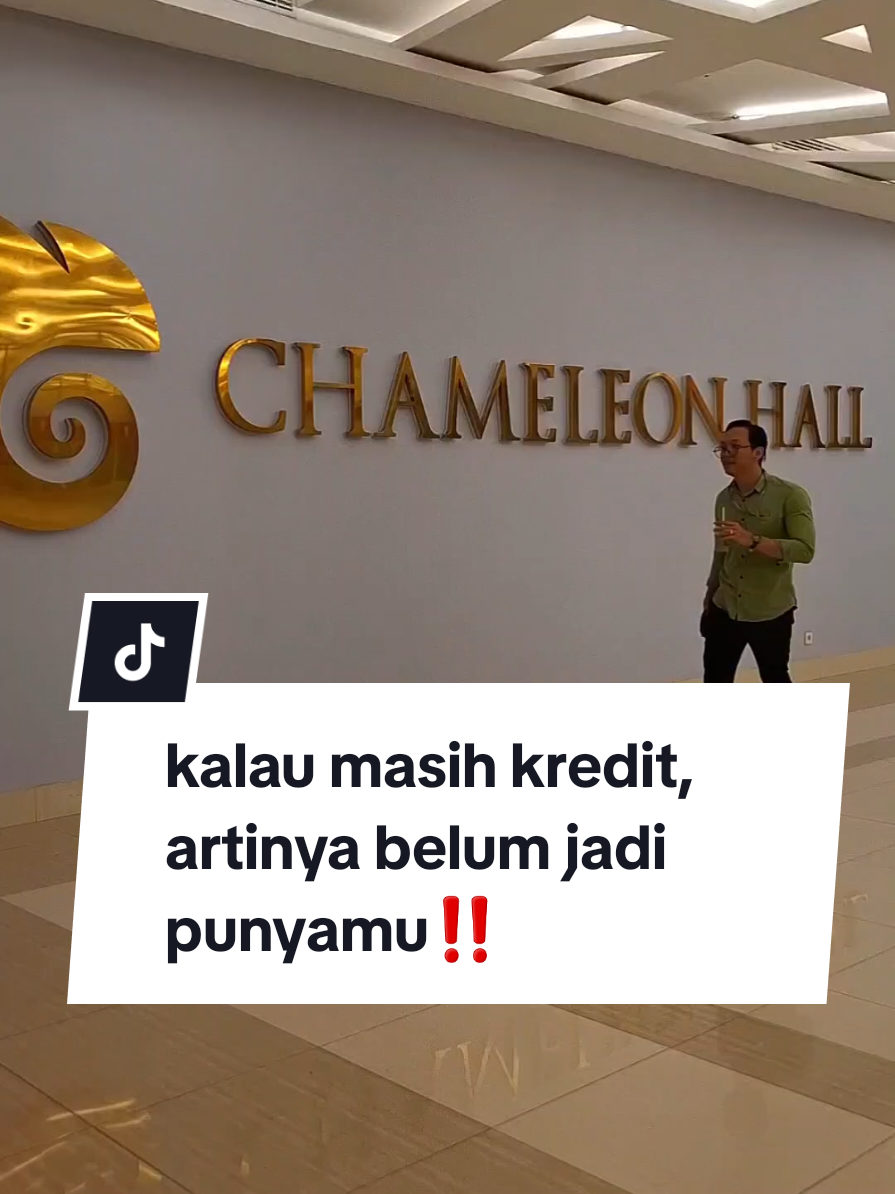 Fidusia itu penting banget buat kamu yang ambil motor atau mobil secara kredit. Jangan sampai kamu nggak paham kalau ternyata barang yang kamu pakai masih jadi jaminan utang! Di video ini, Advokat Jiwangga jelasin secara ringkas apa itu fidusia dan gimana penerapannya dalam kehidupan sehari-hari. Termasuk hak kamu kalau terjadi penarikan paksa! Wajib nonton sebelum ambil kredit! #fidusia #jaminanfidusia #hukumbisnis #hukumperdata #advokatindonesia #pengacarabisnis #motorkredit #kreditmotor #pengacarasidoarjo  #hakfidusia #penarikanmotor #kontrakfidusia #undangundangfidusia #perjanjiankredit #utangpiutang #hukumkonsumen #pengacarasurabaya #jiwanggalawoffice #pengacaraperdata #hukumindonesia #pengacarakreditor #penarikanpaksa #sertifikatfidusia #masalahkredit #edukasihukum