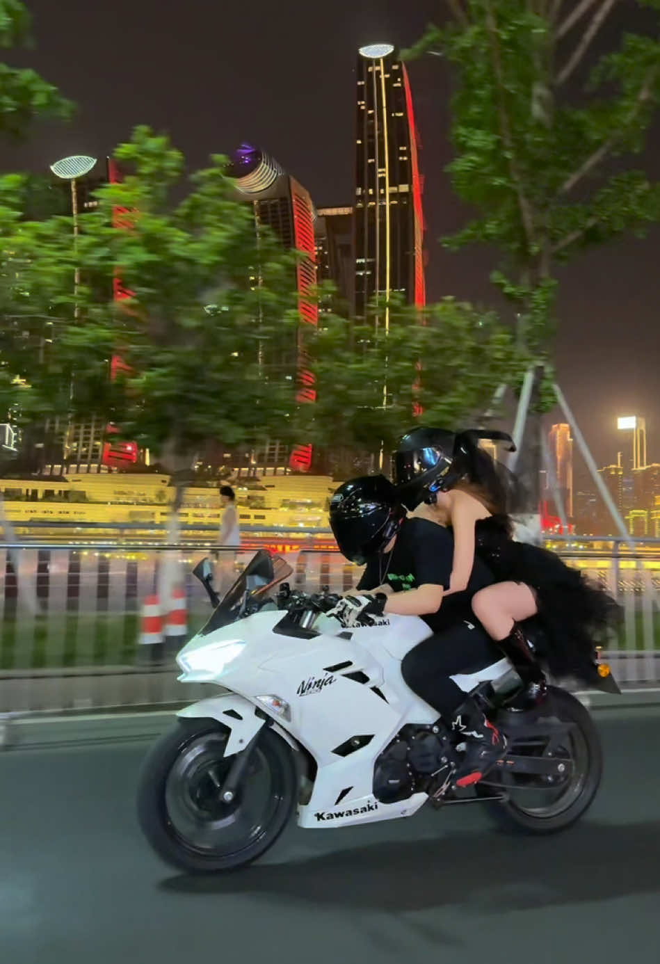 Tren China pakai motor #motorviral #china #chongqing #motorcycle 