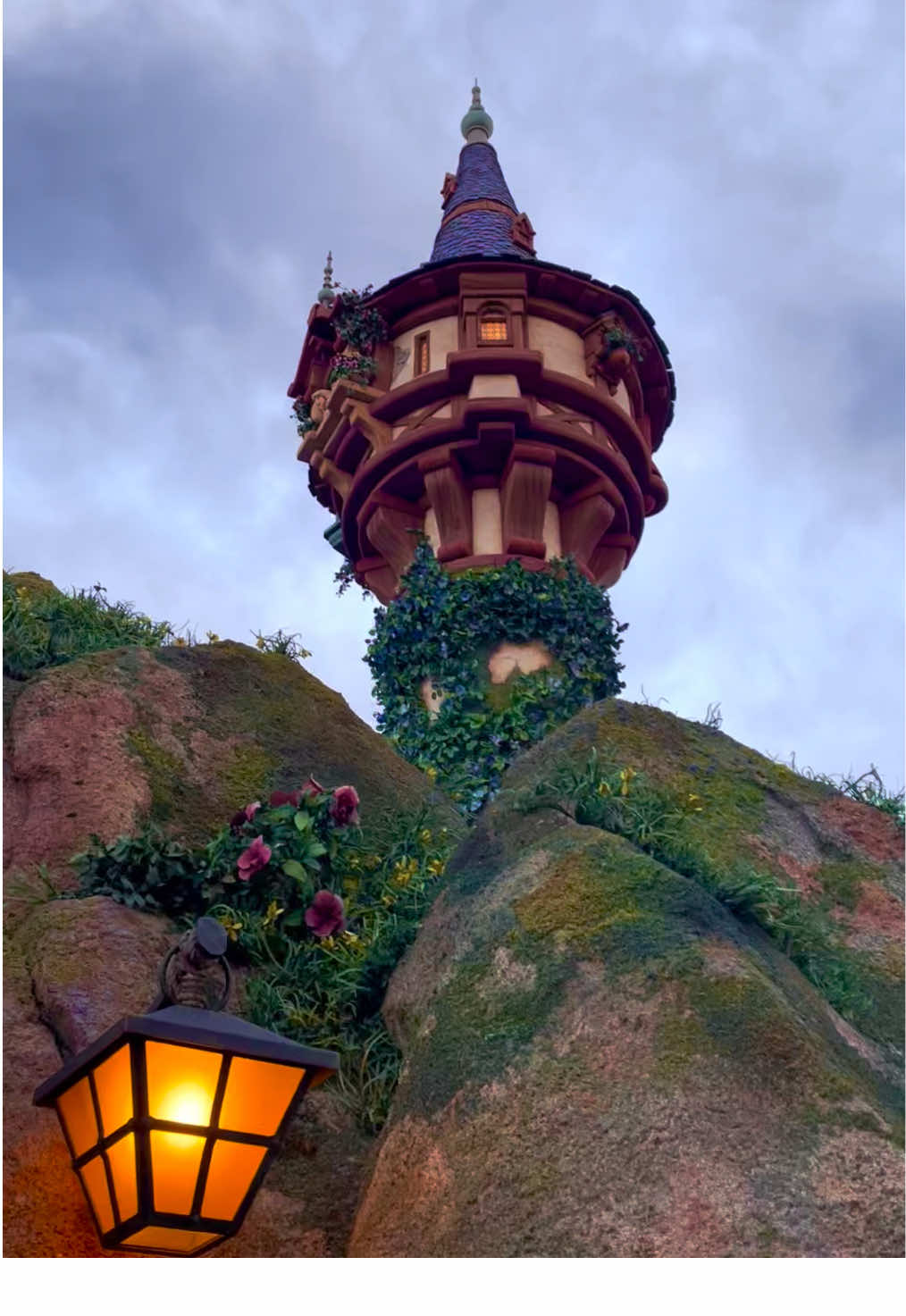 I was so happy to see Rupunzel in her tower 🥺🥺 we missed the standby passes for the rides at fantasy springs sadly 🥲 #japantiktok #japantravel #traveltiktok #travelbucketlist #disneyseatokyo #disneysea #disneylandjapan #disneyprincesses 
