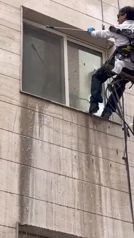 Satisfying building cleaning by @ahuratanab 