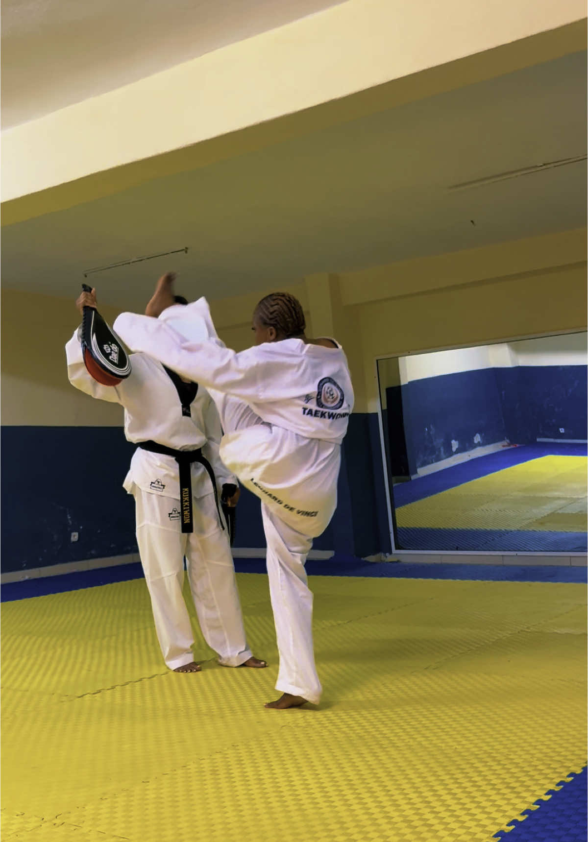 En un mois d’apprentissage elle arrive déjà à faire les coups de pieds de bases  À toutes les filles et femmes je vous invite à vous inscrire à la pratique du TAEKWONDO 🥋 et apprenez à vous défendre 0575101010 #pourtoi #cotedivoire🇨🇮 #creatorsearchinsights #stopàlaviolencefaitesauxfemmes #taekwondo  @Cynthia Kragbe 🇨🇮 