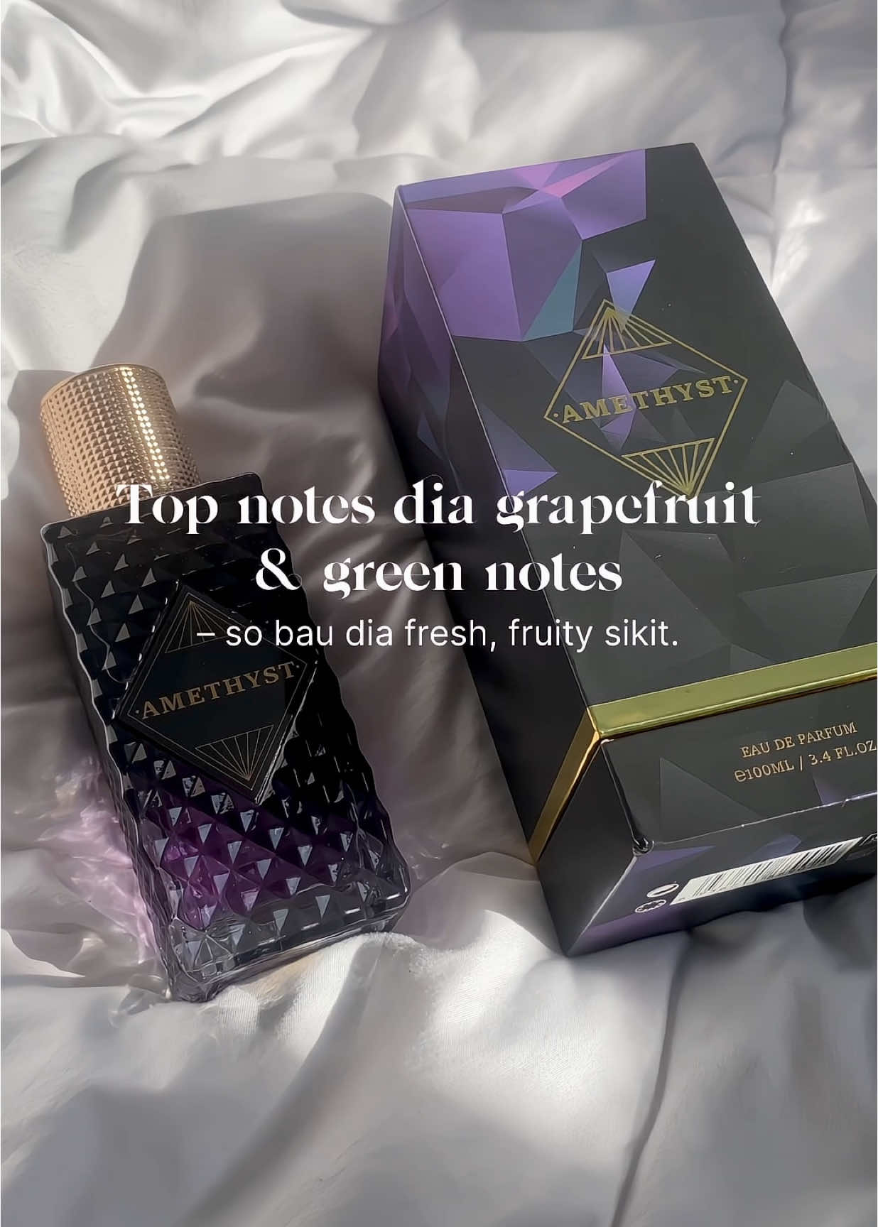 ✨ Bau dia macam rich aunty pakai jubah satin, turun Alphard dengan aura kayangan. Floral woody musk yang lembut tapi mewah. Kalau nak bau mahal tanpa bayar mahal, ni dia. 💜 #perfume #minyakwangi #zaufun #auntykayangan #fragrance #smellgood #perfumemurah #dupebvlgari #ZUOFUN #minyakwangi #perfumemurah #fragrance #viralperfume #tahanlama