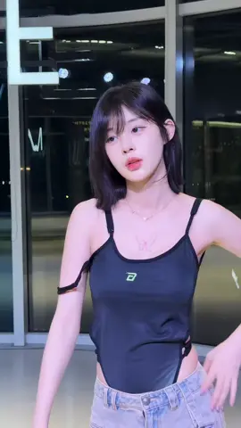 陈佳琪さん 2003年生まれ。 身長168cm 、体重45kg。 錦州医科大学（锦州医科大学）在学中。 无忧传媒に所属するアーティストです。 爆発的な人気を博したキャンパスダンス動画で、多くのネットユーザーに知られる彼女は、web上で367万人以上のファンを持ち、高い人気を集めています。 この人気は、若さ溢れるルックスで人気者になりました。 少女のような雰囲気が強く、特に学内のクラブダンスに参加したときは、踊りながら体をくねらせるダンスで、元気いっぱいの印象を与えました。 #陈佳琪　#美人  #美女  #beautiful  #いさ  #リップスティック  #加藤ミリヤ