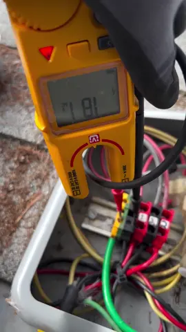 Happy #FlukeFriday 🎉 Trying to figure it out - poor connection or what? 📽️ by @energizeusllc on instagram