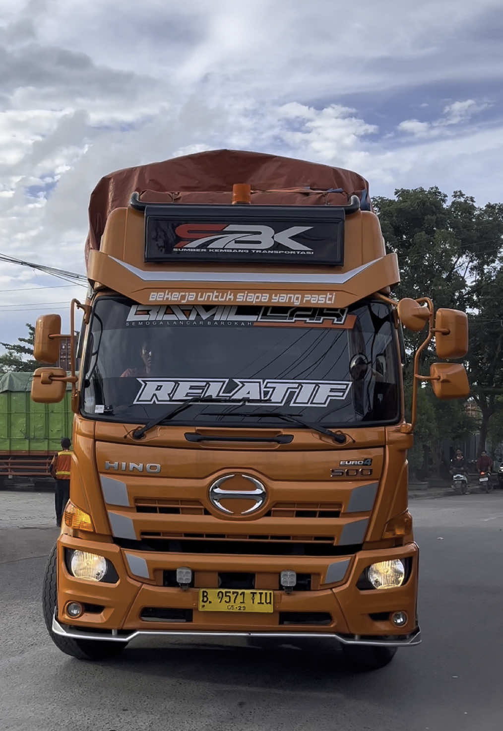 Beda Tapi Manis  #SiapaSangka #TikTokAwardsID #CapCut #jelajahbali #sodreks #fypage #fypage #fypシ゚ #lintaspulau #cctv_truck_indonesia #supirlintaskalimantan #pelabuhan #lintaskalimantan #supirmuda #cctvcamera #sodrekersindonesia #banjarmasin #fypdong #cctv #fypdongggggggg #pelabuhantrisakti 